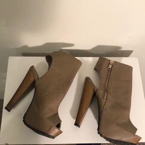 Women’s Taupe peep toe Booties 5.5